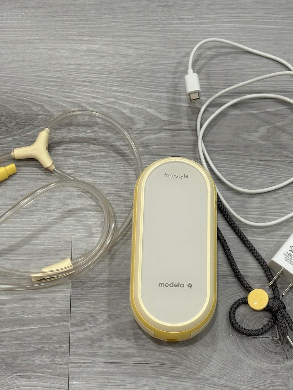 Medela Freestyle Portable Breast Pump in Pale Yellow and White